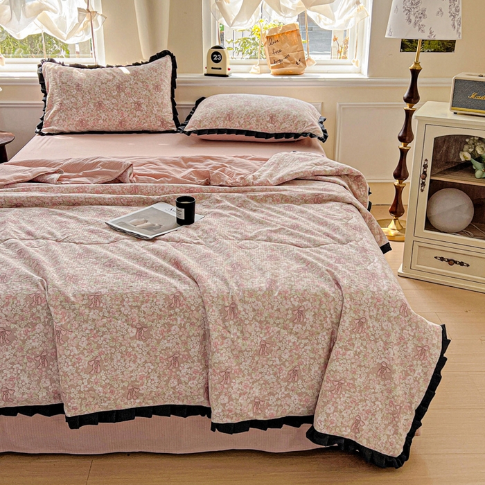 91家纺网 家纺一手货源 找家纺 仟网汇 2025新款皱皱纱赫本风花边夏被夏凉被空调被四件套 赫本风-花束粉