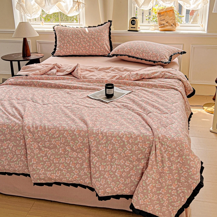 91家纺网 家纺一手货源 找家纺 仟网汇 2025新款皱皱纱赫本风花边夏被夏凉被空调被四件套 赫本风-春风里红