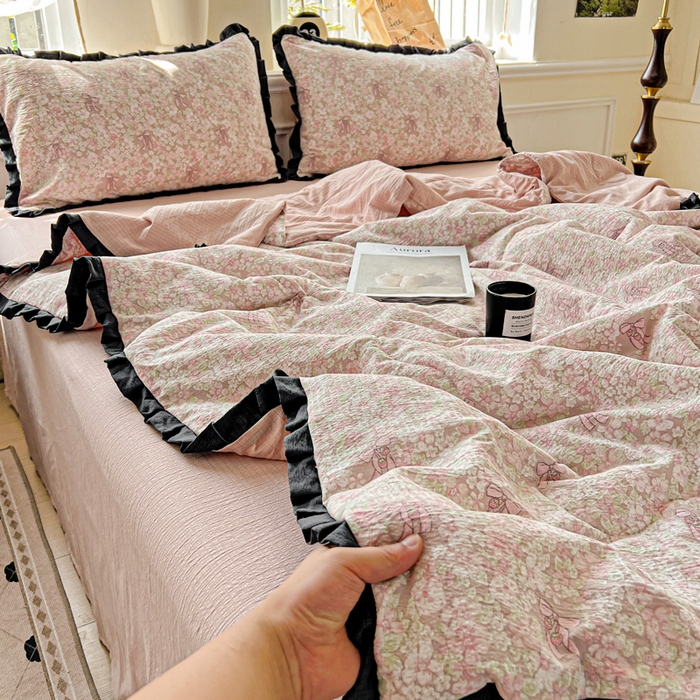 91家纺网 家纺一手货源 找家纺 仟网汇 2025新款皱皱纱赫本风花边夏被夏凉被空调被四件套 赫本风-花束粉
