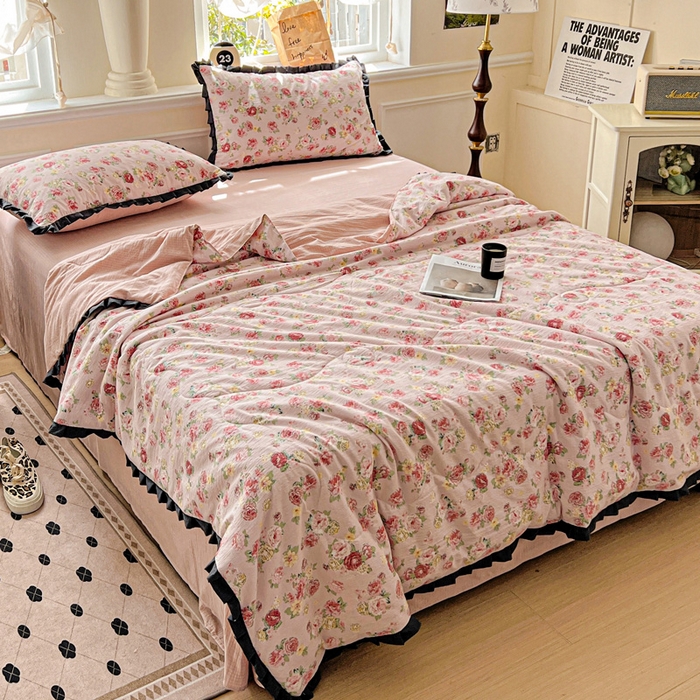 91家纺网 家纺一手货源 找家纺 仟网汇 2025新款皱皱纱赫本风花边夏被夏凉被空调被四件套 赫本风-玫瑰花园粉