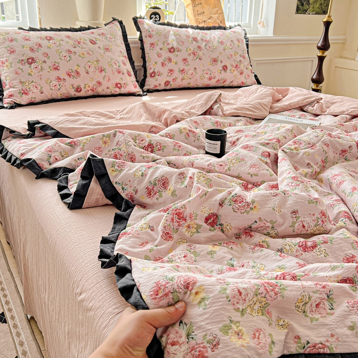 91家纺网 家纺一手货源 找家纺 仟网汇 2025新款皱皱纱赫本风花边夏被夏凉被空调被四件套 赫本风-玫瑰花园粉