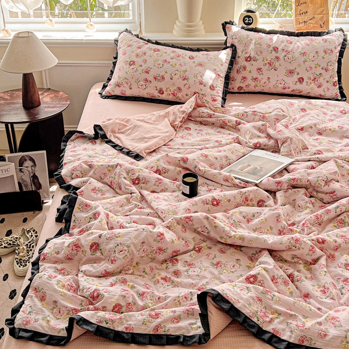 91家纺网 家纺一手货源 找家纺 仟网汇 2025新款皱皱纱赫本风花边夏被夏凉被空调被四件套 赫本风-玫瑰花园粉