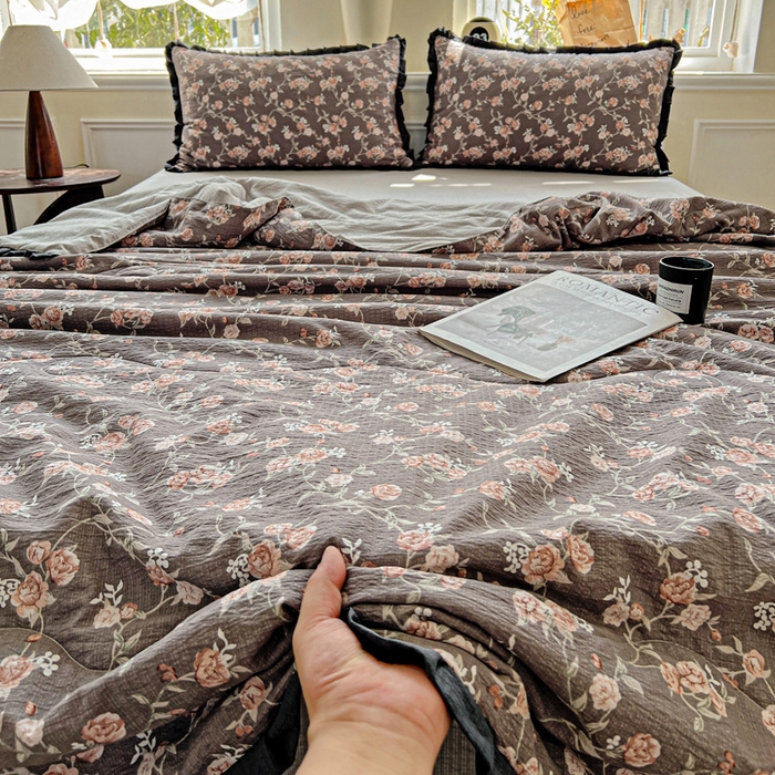 91家纺网 家纺一手货源 找家纺 仟网汇 2025新款皱皱纱赫本风花边夏被夏凉被空调被四件套 赫本风-塞纳河畔