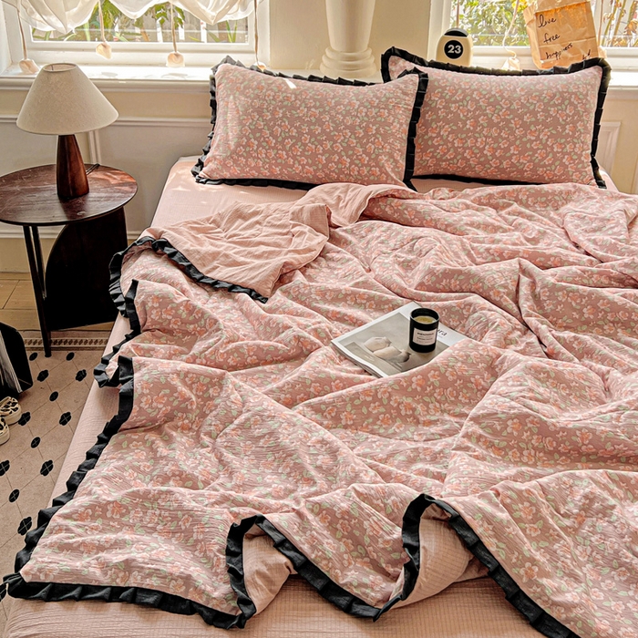 91家纺网 家纺一手货源 找家纺 仟网汇 2025新款皱皱纱赫本风花边夏被夏凉被空调被四件套 赫本风-春风里红