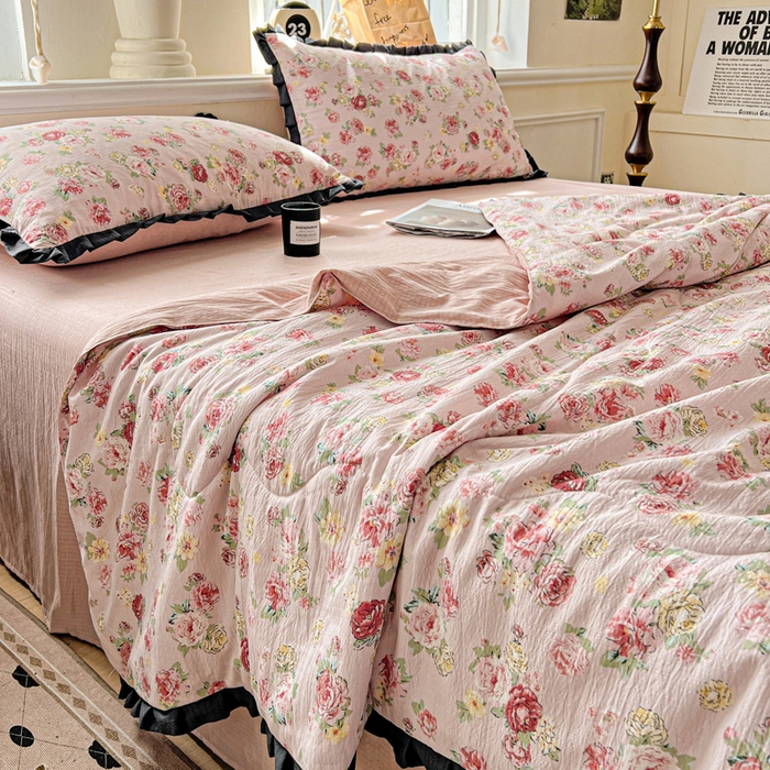 91家纺网 家纺一手货源 找家纺 仟网汇 2025新款皱皱纱赫本风花边夏被夏凉被空调被四件套 赫本风-玫瑰花园粉