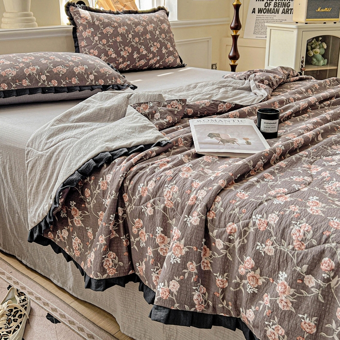 91家纺网 家纺一手货源 找家纺 仟网汇 2025新款皱皱纱赫本风花边夏被夏凉被空调被四件套 赫本风-塞纳河畔