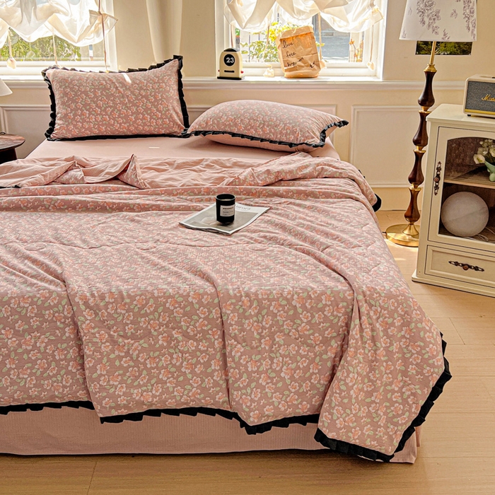 91家纺网 家纺一手货源 找家纺 仟网汇 2025新款皱皱纱赫本风花边夏被夏凉被空调被四件套 赫本风-春风里红