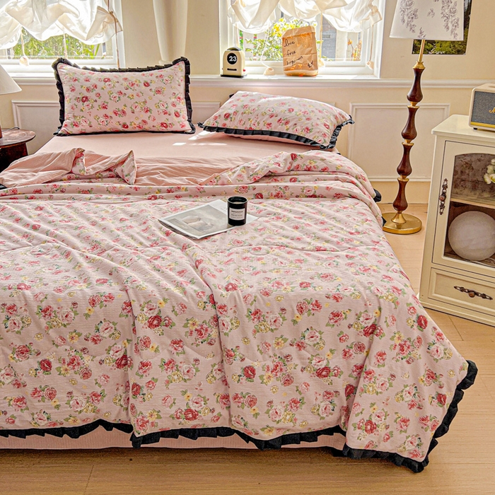 91家纺网 家纺一手货源 找家纺 仟网汇 2025新款皱皱纱赫本风花边夏被夏凉被空调被四件套 赫本风-玫瑰花园粉