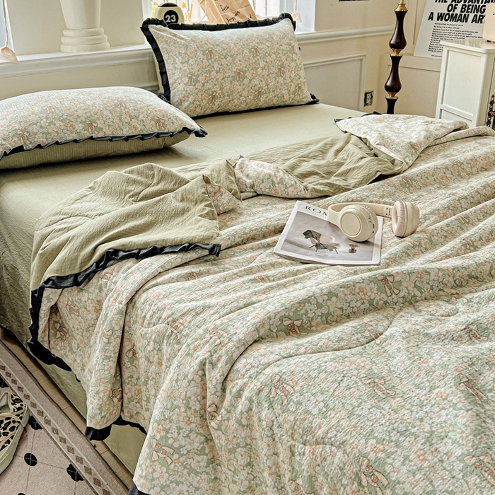 91家纺网 家纺一手货源 找家纺 仟网汇 2025新款皱皱纱赫本风花边夏被夏凉被空调被四件套 赫本风-花束绿