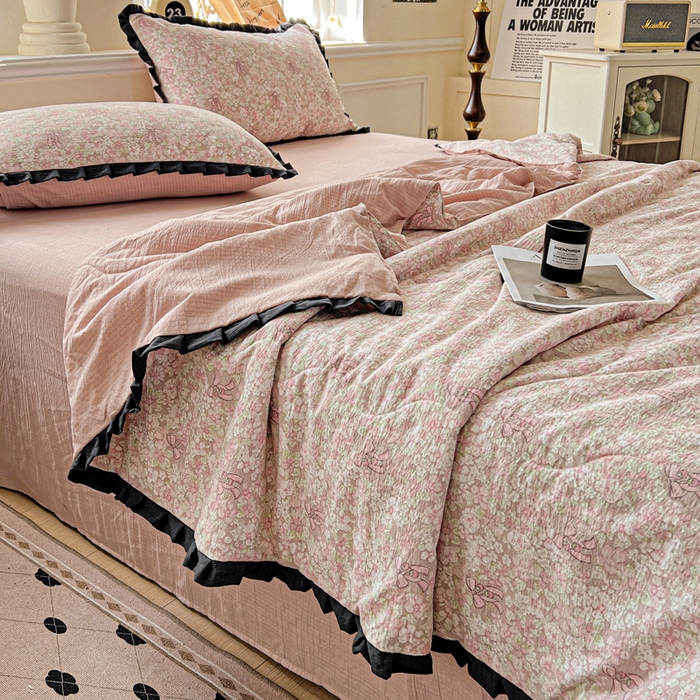 91家纺网 家纺一手货源 找家纺 仟网汇 2025新款皱皱纱赫本风花边夏被夏凉被空调被四件套 赫本风-花束粉