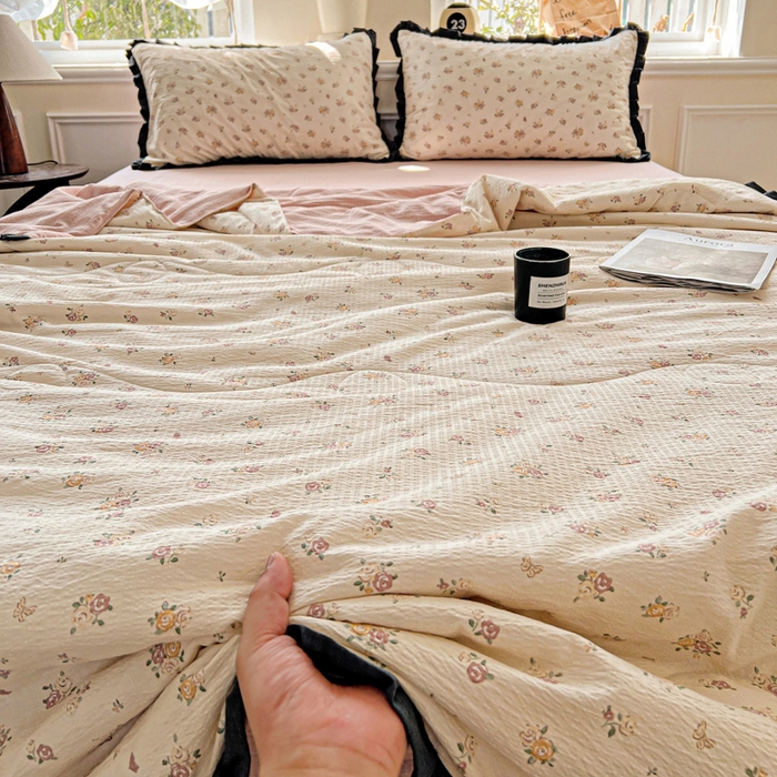 91家纺网 家纺一手货源 找家纺 仟网汇 2025新款皱皱纱赫本风花边夏被夏凉被空调被四件套 赫本风-梦境