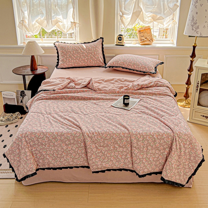 91家纺网 家纺一手货源 找家纺 仟网汇 2025新款皱皱纱赫本风花边夏被夏凉被空调被四件套 赫本风-春风里红