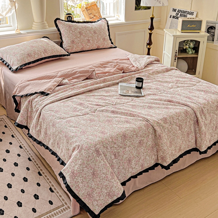 91家纺网 家纺一手货源 找家纺 仟网汇 2025新款皱皱纱赫本风花边夏被夏凉被空调被四件套 赫本风-花束粉