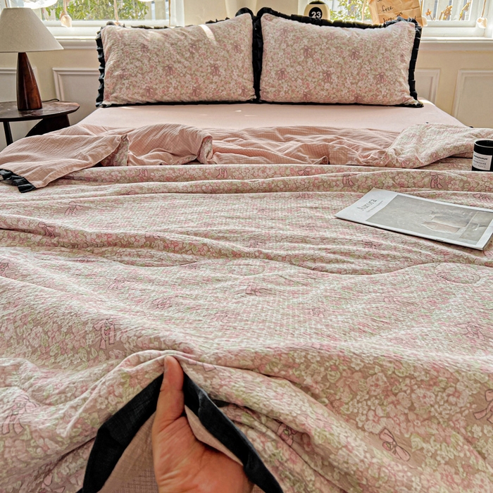 91家纺网 家纺一手货源 找家纺 仟网汇 2025新款皱皱纱赫本风花边夏被夏凉被空调被四件套 赫本风-花束粉