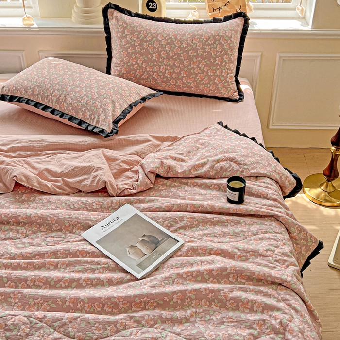 91家纺网 家纺一手货源 找家纺 仟网汇 2025新款皱皱纱赫本风花边夏被夏凉被空调被四件套 赫本风-春风里红