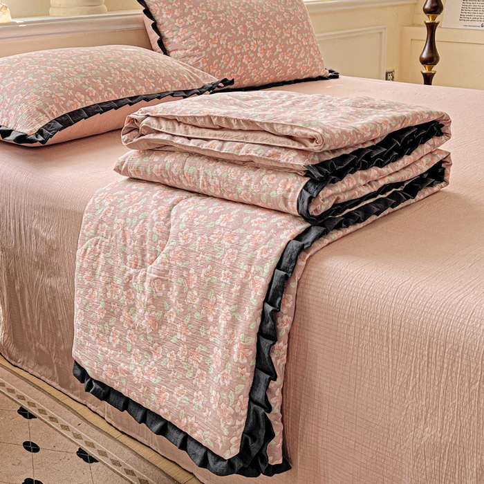 91家纺网 家纺一手货源 找家纺 仟网汇 2025新款皱皱纱赫本风花边夏被夏凉被空调被四件套 赫本风-春风里红