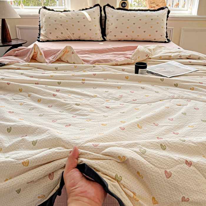 91家纺网 家纺一手货源 找家纺 仟网汇 2025新款皱皱纱赫本风花边夏被夏凉被空调被四件套 赫本风-小桃运