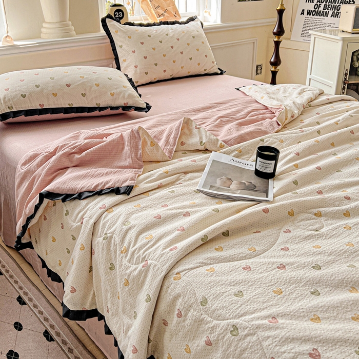 91家纺网 家纺一手货源 找家纺 仟网汇 2025新款皱皱纱赫本风花边夏被夏凉被空调被四件套 赫本风-小桃运