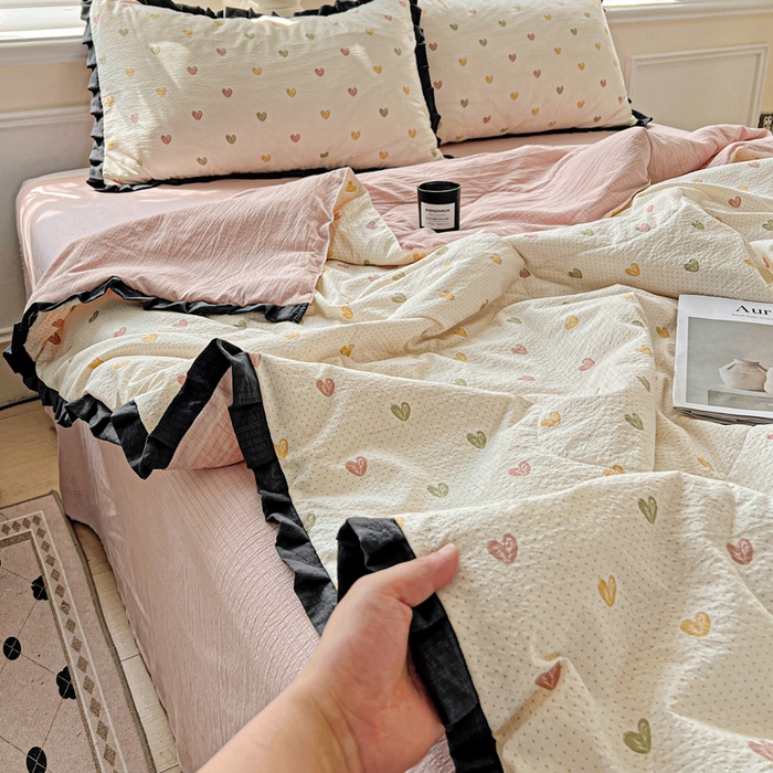 91家纺网 家纺一手货源 找家纺 仟网汇 2025新款皱皱纱赫本风花边夏被夏凉被空调被四件套 赫本风-小桃运