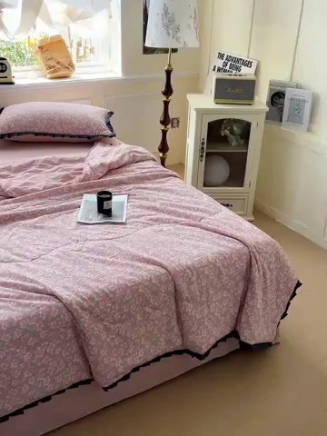 91家纺网 家纺一手货源 找家纺 仟网汇 2025新款皱皱纱赫本风花边夏被夏凉被空调被四件套 赫本风-春风里红