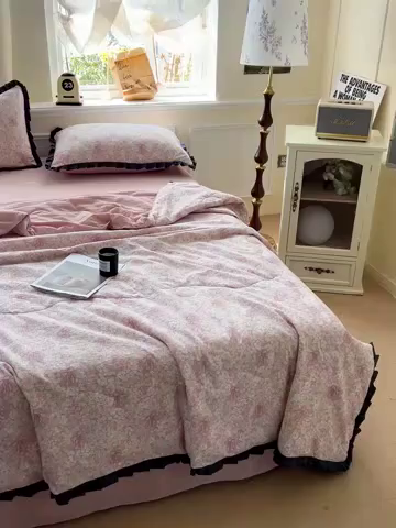 91家纺网 家纺一手货源 找家纺 仟网汇 2025新款皱皱纱赫本风花边夏被夏凉被空调被四件套 赫本风-花束粉