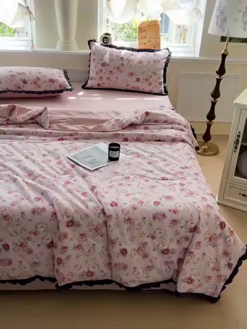 91家纺网 家纺一手货源 找家纺 仟网汇 2025新款皱皱纱赫本风花边夏被夏凉被空调被四件套 赫本风-玫瑰花园粉