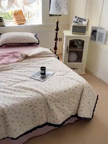 91家纺网 家纺一手货源 找家纺 仟网汇 2025新款皱皱纱赫本风花边夏被夏凉被空调被四件套 赫本风-梦境