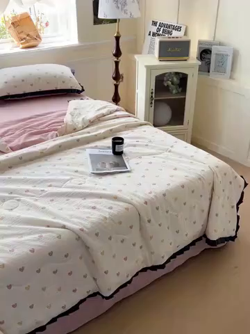 91家纺网 家纺一手货源 找家纺 仟网汇 2025新款皱皱纱赫本风花边夏被夏凉被空调被四件套 赫本风-小桃运