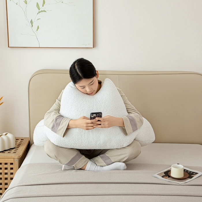 91家纺网 家纺一手货源 找家纺 沐沐家纺2026新款泰迪绒猫耳朵护腰靠背 白色