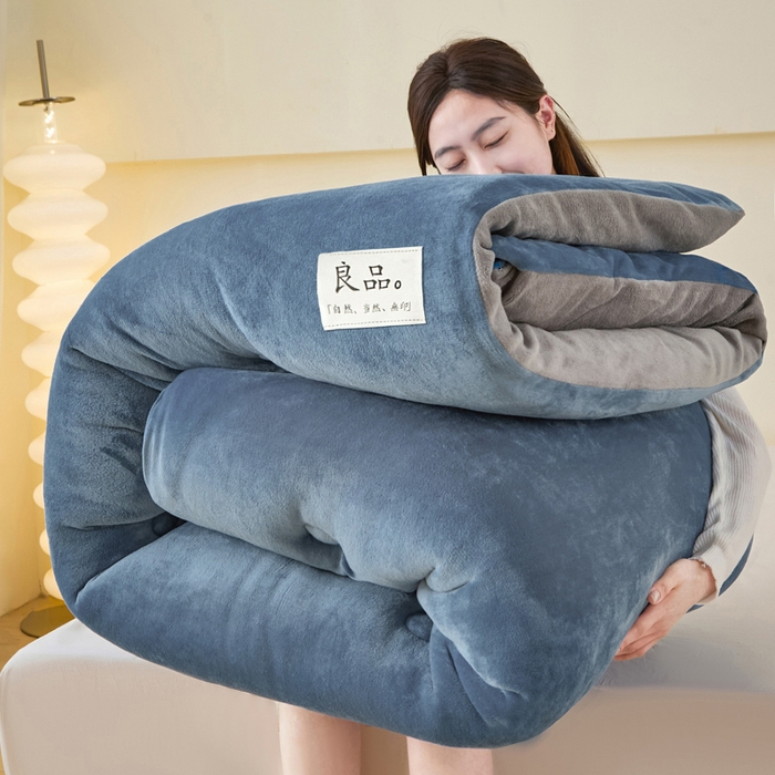 91家纺网 家纺一手货源 找家纺 牛魔王家居 2024新款双面牛奶绒加厚冬被被子被芯填充(白丝棉） 蓝+灰