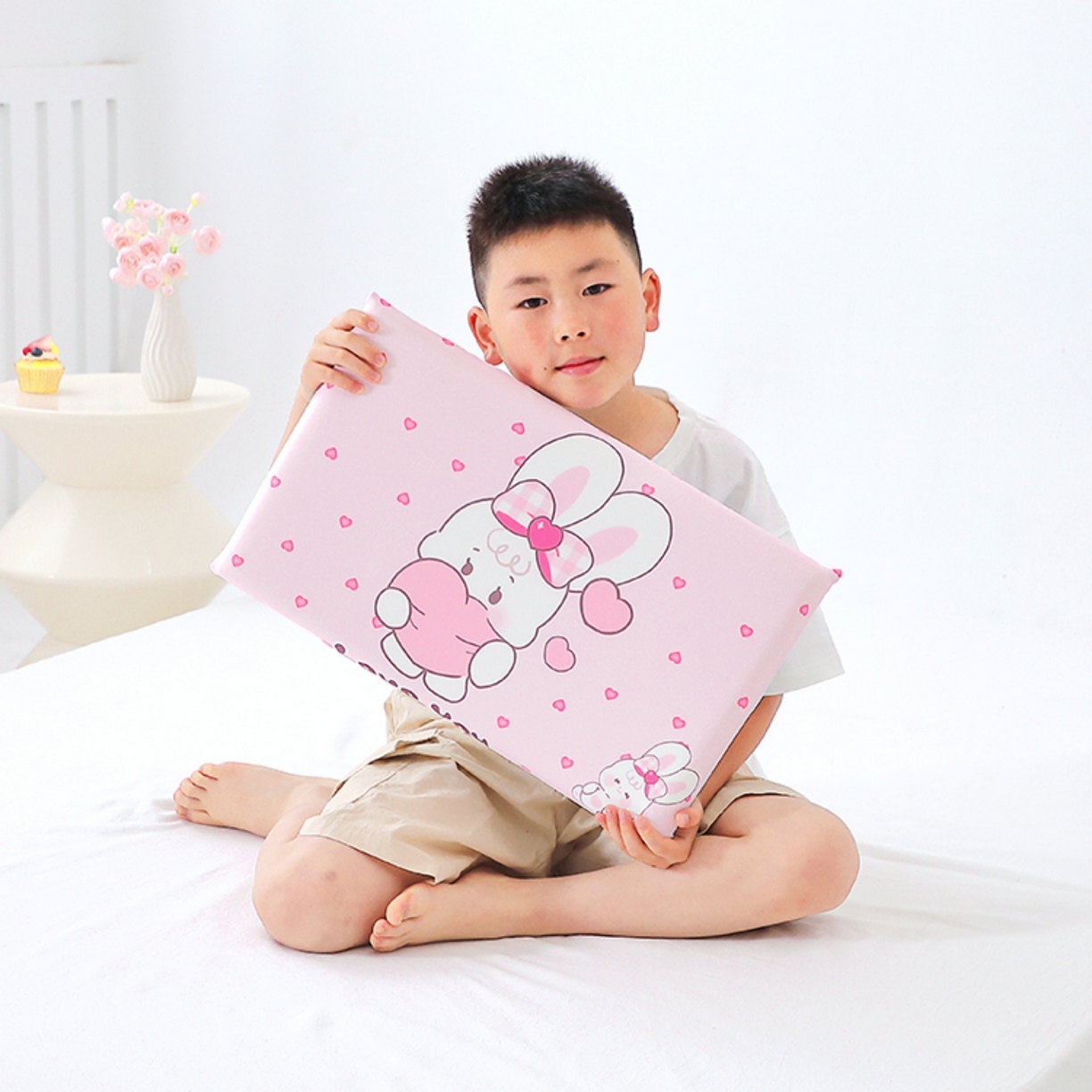 91家纺网 家纺一手货源 找家纺 八零年代 2025新款A类小凉皮儿童护颈枕慢回弹记忆枕学生午睡枕枕头枕芯 爱心小兔 30*50*5cm适合3-15岁