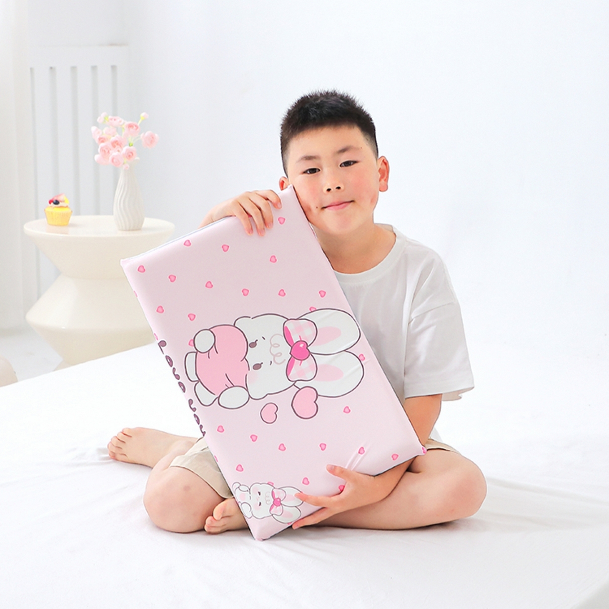 91家纺网 家纺一手货源 找家纺 八零年代 2025新款A类小凉皮儿童护颈枕慢回弹记忆枕学生午睡枕枕头枕芯 爱心小兔 30*50*5cm适合3-15岁