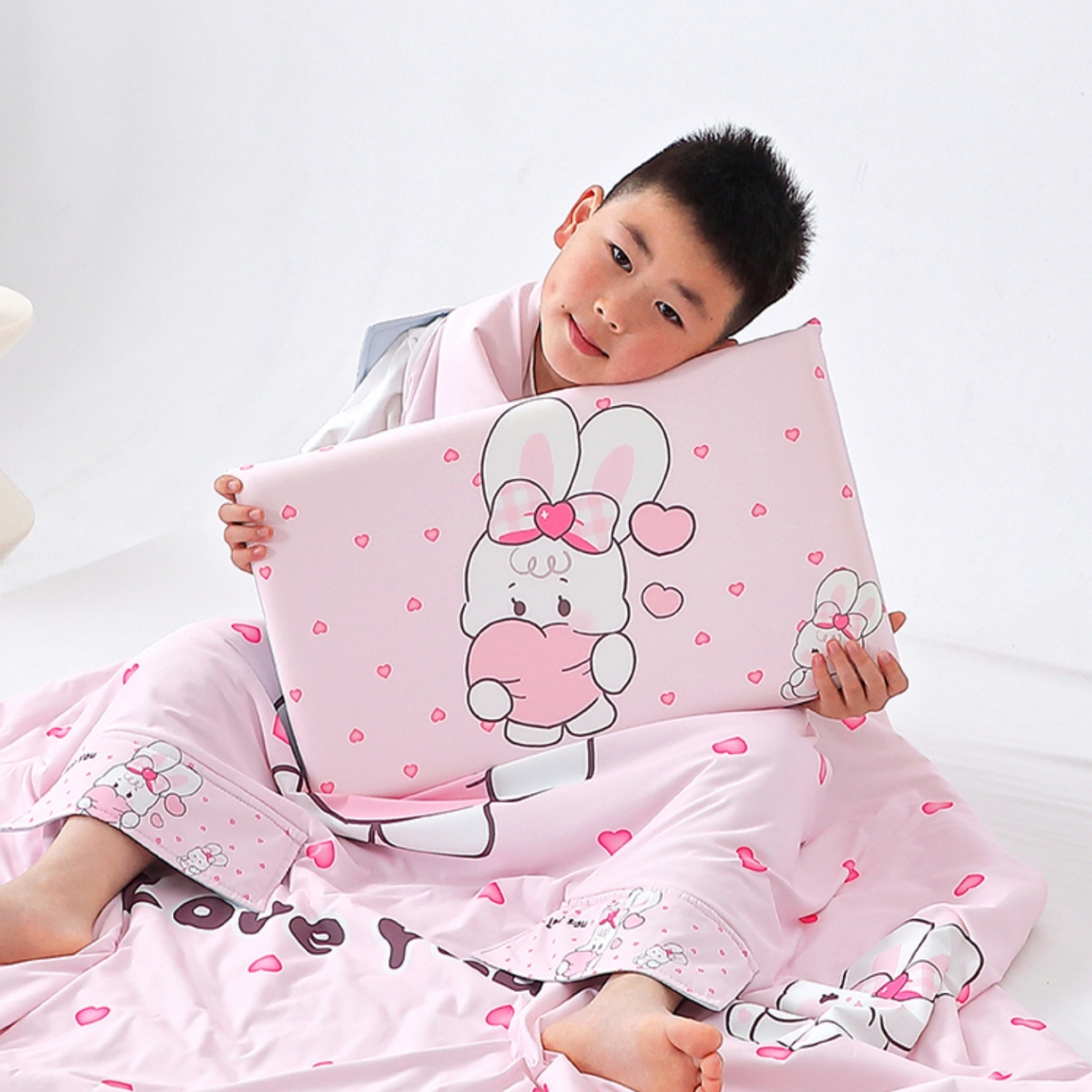 91家纺网 家纺一手货源 找家纺 八零年代 2025新款A类小凉皮儿童护颈枕慢回弹记忆枕学生午睡枕枕头枕芯 爱心小兔 30*50*5cm适合3-15岁