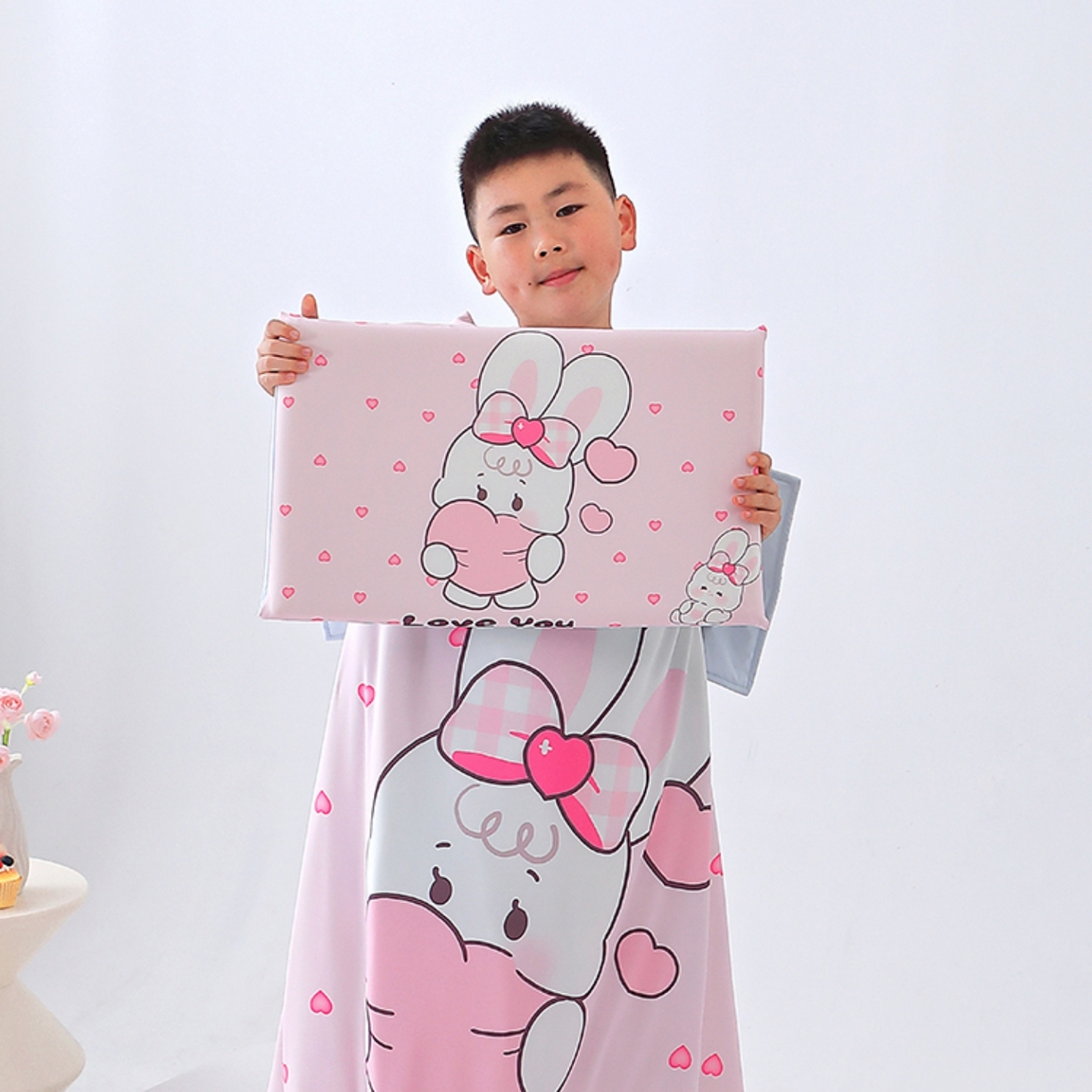 91家纺网 家纺一手货源 找家纺 八零年代 2025新款A类小凉皮儿童护颈枕慢回弹记忆枕学生午睡枕枕头枕芯 爱心小兔 30*50*5cm适合3-15岁