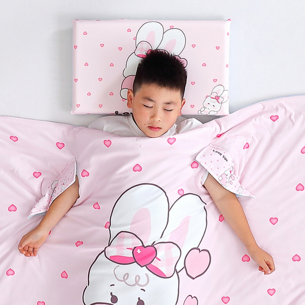 91家纺网 家纺一手货源 找家纺 八零年代 2025新款A类小凉皮儿童护颈枕慢回弹记忆枕学生午睡枕枕头枕芯 爱心小兔 30*50*5cm适合3-15岁