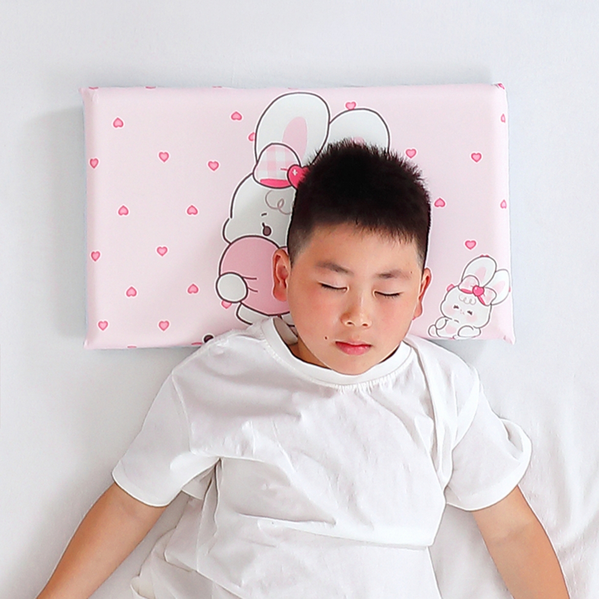 91家纺网 家纺一手货源 找家纺 八零年代 2025新款A类小凉皮儿童护颈枕慢回弹记忆枕学生午睡枕枕头枕芯 爱心小兔 30*50*5cm适合3-15岁