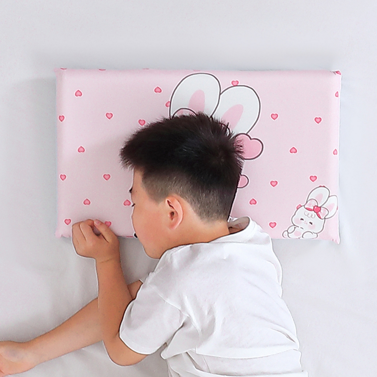 91家纺网 家纺一手货源 找家纺 八零年代 2025新款A类小凉皮儿童护颈枕慢回弹记忆枕学生午睡枕枕头枕芯 爱心小兔 30*50*5cm适合3-15岁