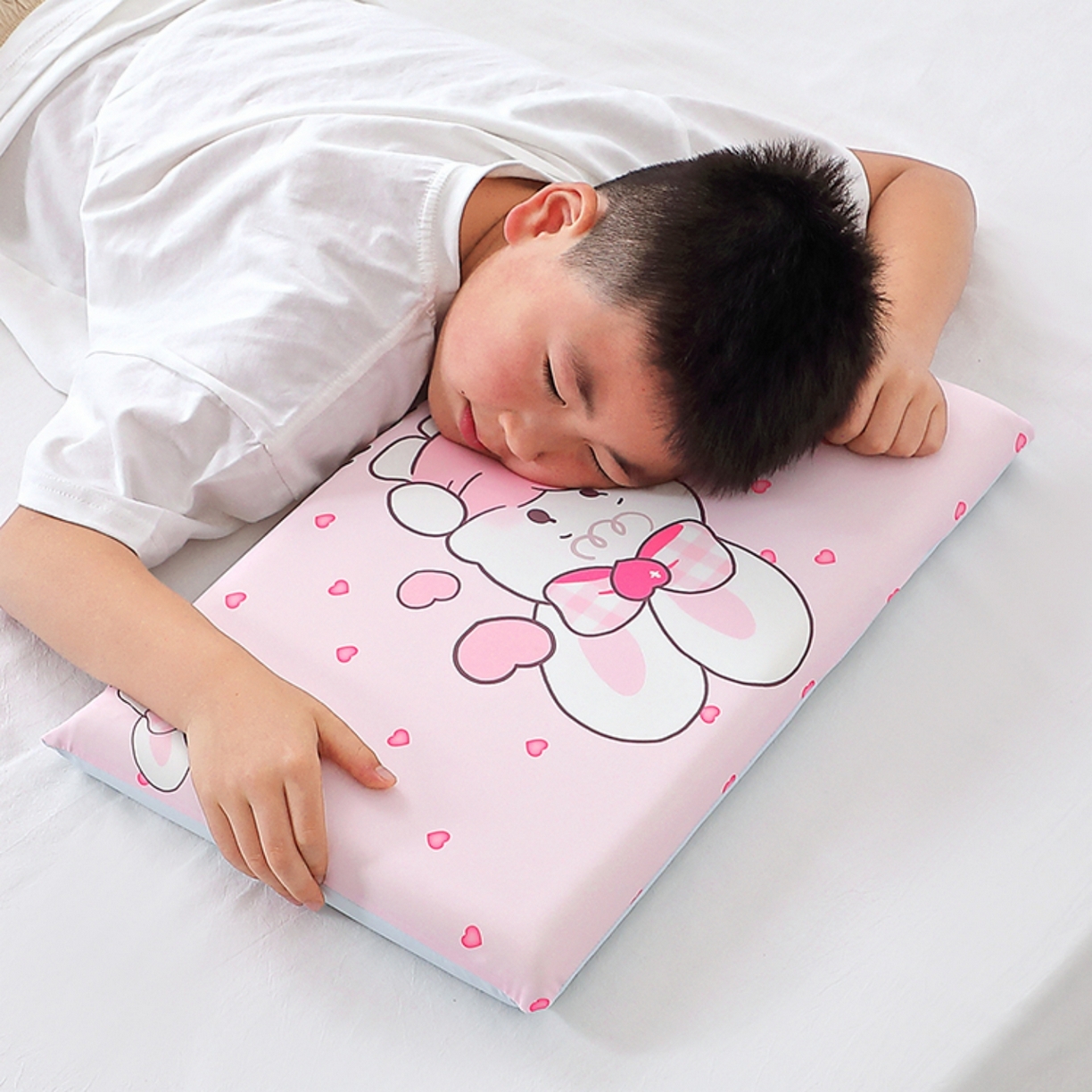 91家纺网 家纺一手货源 找家纺 八零年代 2025新款A类小凉皮儿童护颈枕慢回弹记忆枕学生午睡枕枕头枕芯 爱心小兔 30*50*5cm适合3-15岁