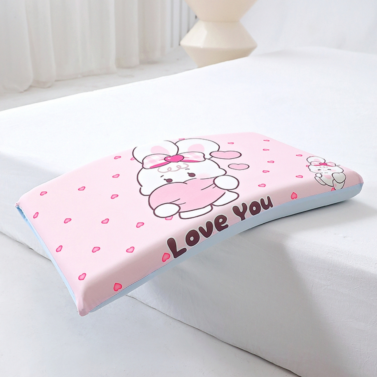 91家纺网 家纺一手货源 找家纺 八零年代 2025新款A类小凉皮儿童护颈枕慢回弹记忆枕学生午睡枕枕头枕芯 爱心小兔 30*50*5cm适合3-15岁