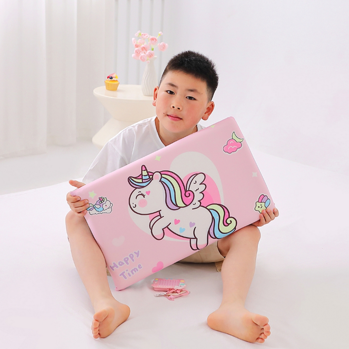 91家纺网 家纺一手货源 找家纺 八零年代 2025新款A类小凉皮儿童护颈枕慢回弹记忆枕学生午睡枕枕头枕芯 粉红马 30*50*5cm适合3-15岁