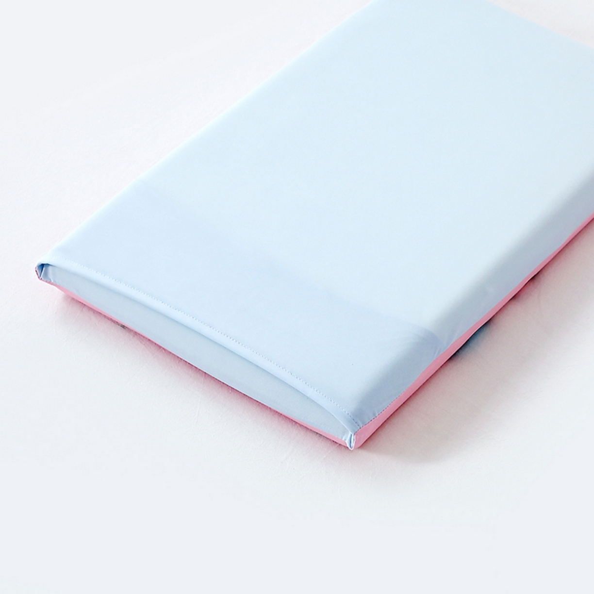 91家纺网 家纺一手货源 找家纺 八零年代 2025新款A类小凉皮儿童护颈枕慢回弹记忆枕学生午睡枕枕头枕芯 粉红马 30*50*5cm适合3-15岁