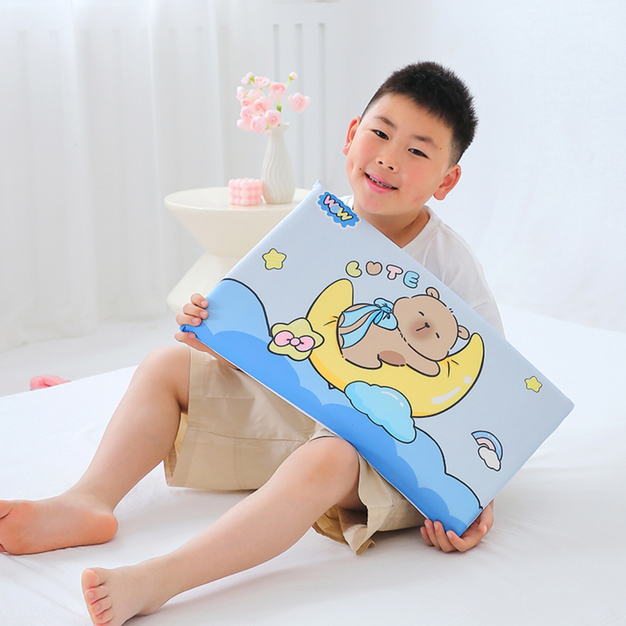 91家纺网 家纺一手货源 找家纺 八零年代 2025新款A类小凉皮儿童护颈枕慢回弹记忆枕学生午睡枕枕头枕芯 卡皮巴拉 30*50*5cm适合3-15岁