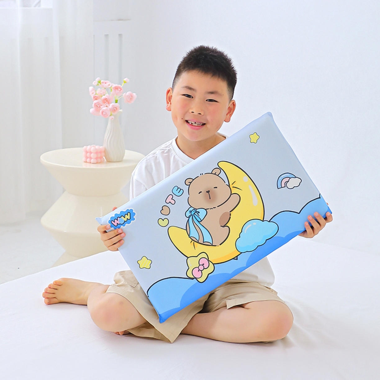 91家纺网 家纺一手货源 找家纺 八零年代 2025新款A类小凉皮儿童护颈枕慢回弹记忆枕学生午睡枕枕头枕芯 卡皮巴拉 30*50*5cm适合3-15岁