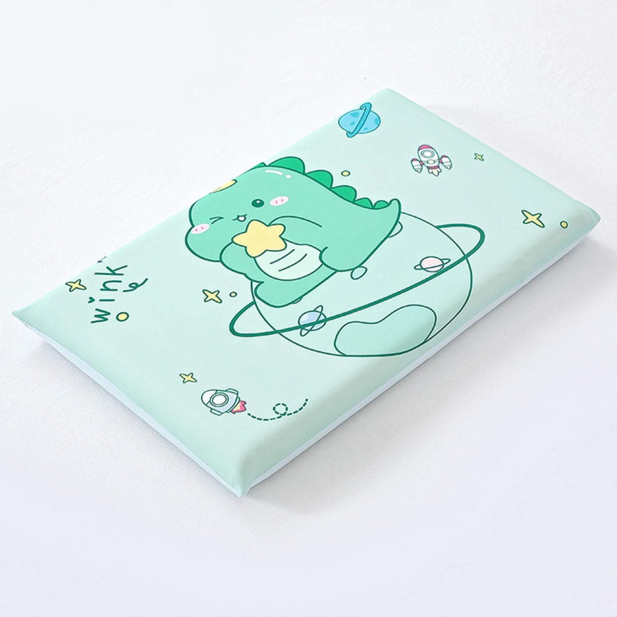 91家纺网 家纺一手货源 找家纺 八零年代 2025新款A类小凉皮儿童护颈枕慢回弹记忆枕学生午睡枕枕头枕芯 恐龙星星 30*50*5cm适合3-15岁