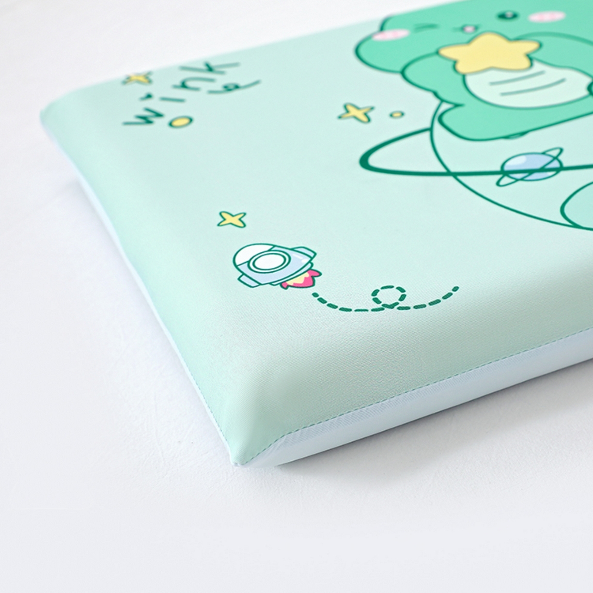 91家纺网 家纺一手货源 找家纺 八零年代 2025新款A类小凉皮儿童护颈枕慢回弹记忆枕学生午睡枕枕头枕芯 恐龙星星 30*50*5cm适合3-15岁