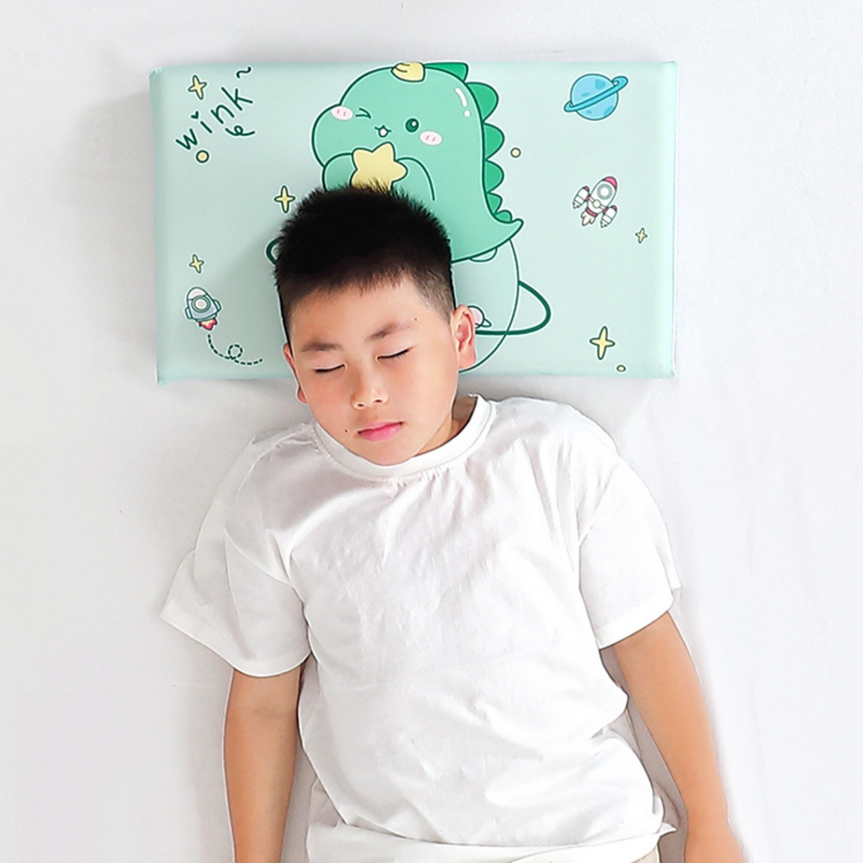 91家纺网 家纺一手货源 找家纺 八零年代 2025新款A类小凉皮儿童护颈枕慢回弹记忆枕学生午睡枕枕头枕芯 恐龙星星 30*50*5cm适合3-15岁