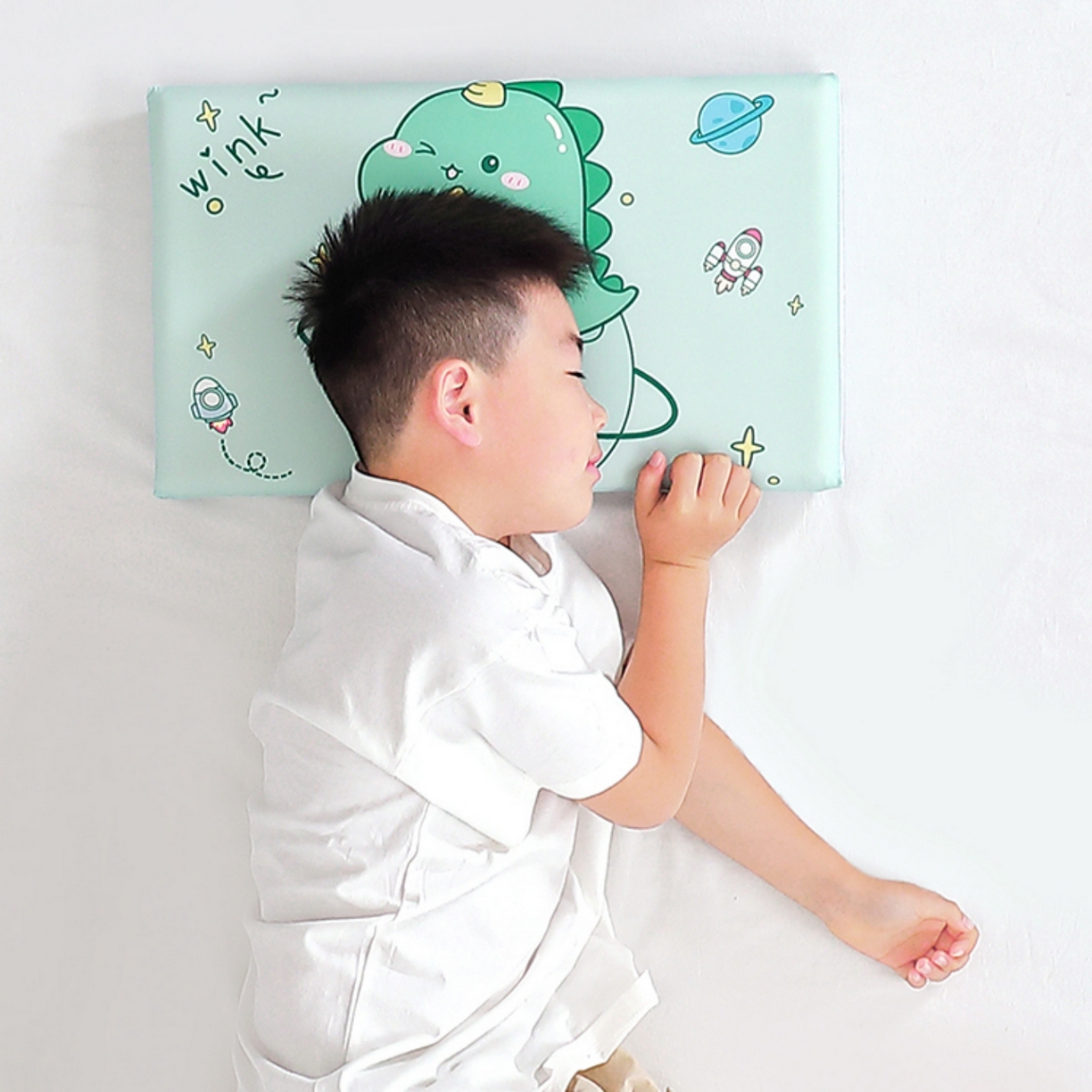 91家纺网 家纺一手货源 找家纺 八零年代 2025新款A类小凉皮儿童护颈枕慢回弹记忆枕学生午睡枕枕头枕芯 恐龙星星 30*50*5cm适合3-15岁