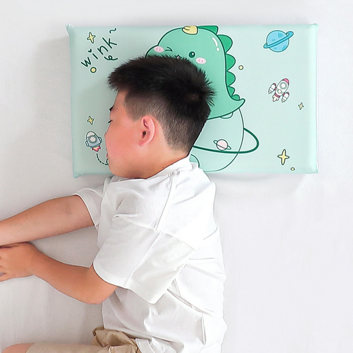 91家纺网 家纺一手货源 找家纺 八零年代 2025新款A类小凉皮儿童护颈枕慢回弹记忆枕学生午睡枕枕头枕芯 恐龙星星 30*50*5cm适合3-15岁