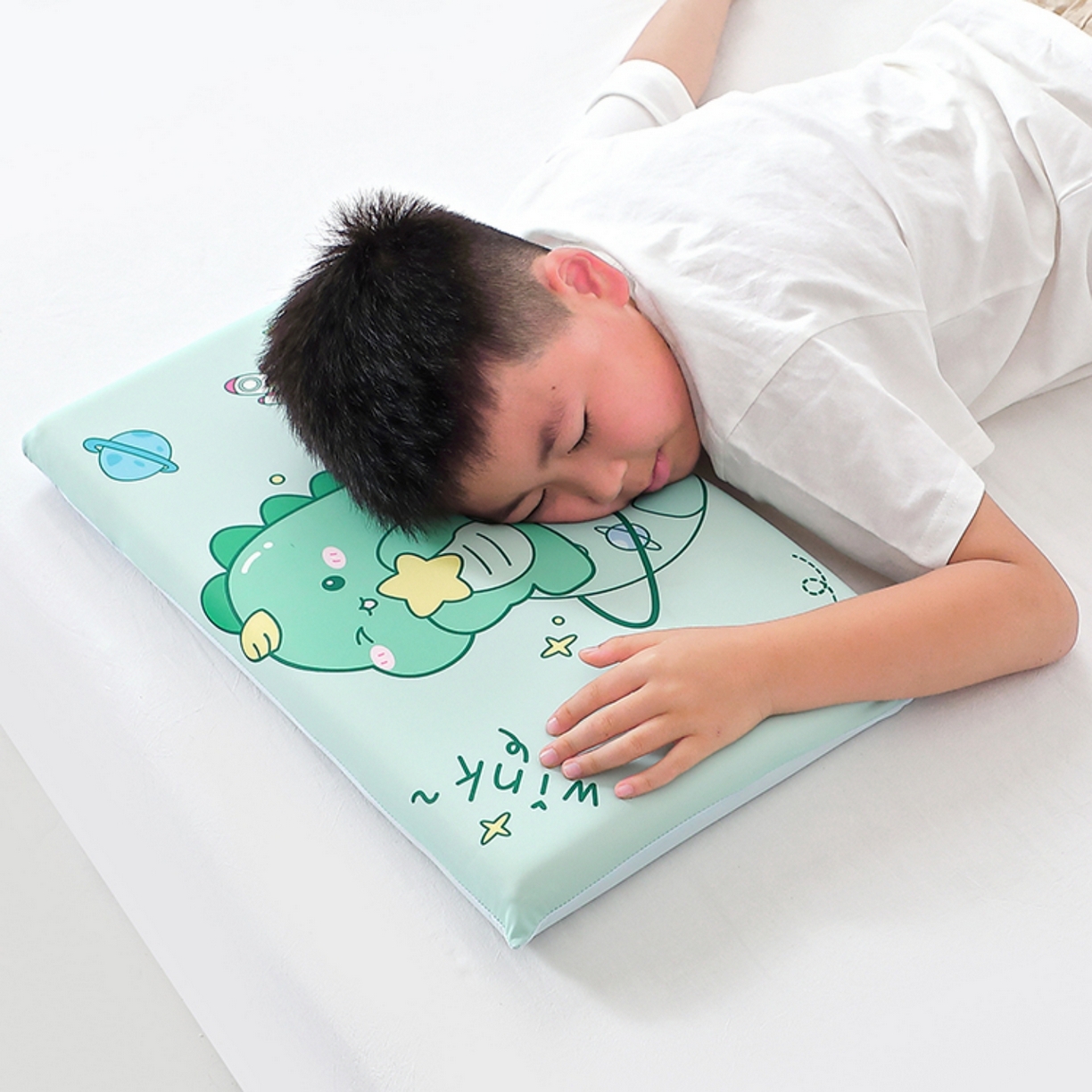 91家纺网 家纺一手货源 找家纺 八零年代 2025新款A类小凉皮儿童护颈枕慢回弹记忆枕学生午睡枕枕头枕芯 恐龙星星 30*50*5cm适合3-15岁