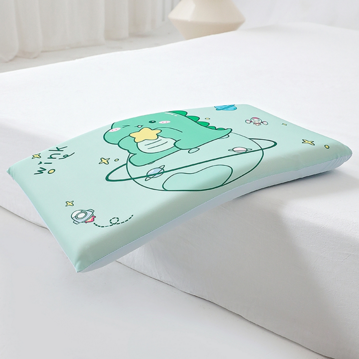 91家纺网 家纺一手货源 找家纺 八零年代 2025新款A类小凉皮儿童护颈枕慢回弹记忆枕学生午睡枕枕头枕芯 恐龙星星 30*50*5cm适合3-15岁